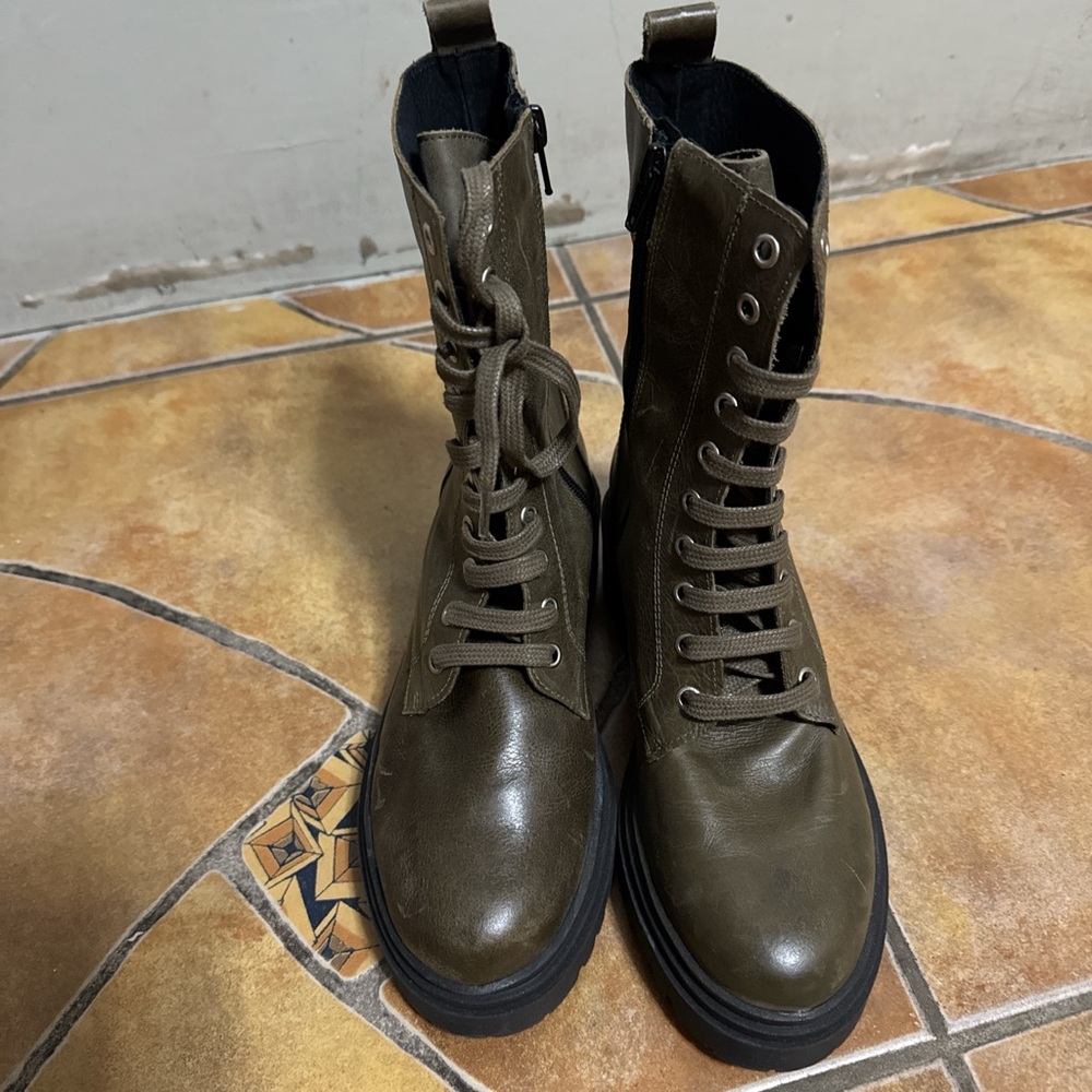 Helene Rouge upper leather boots.